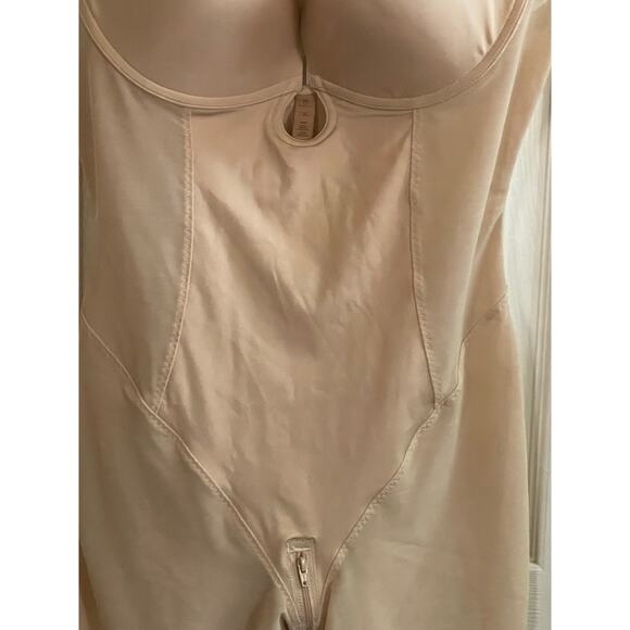 Shapellx MeshSmooth Deep Plunge Bodysuit Beige Size - Medium - Picture 4 of 9